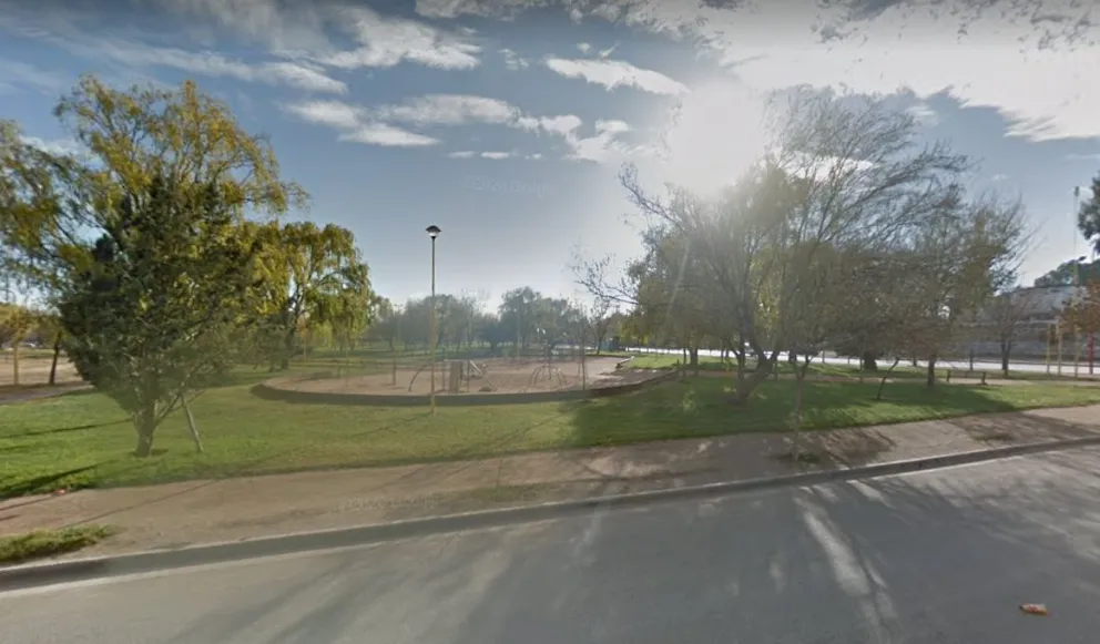 Tenía pedido de captura y se tomaba unas birras en la plaza: fue detenido 