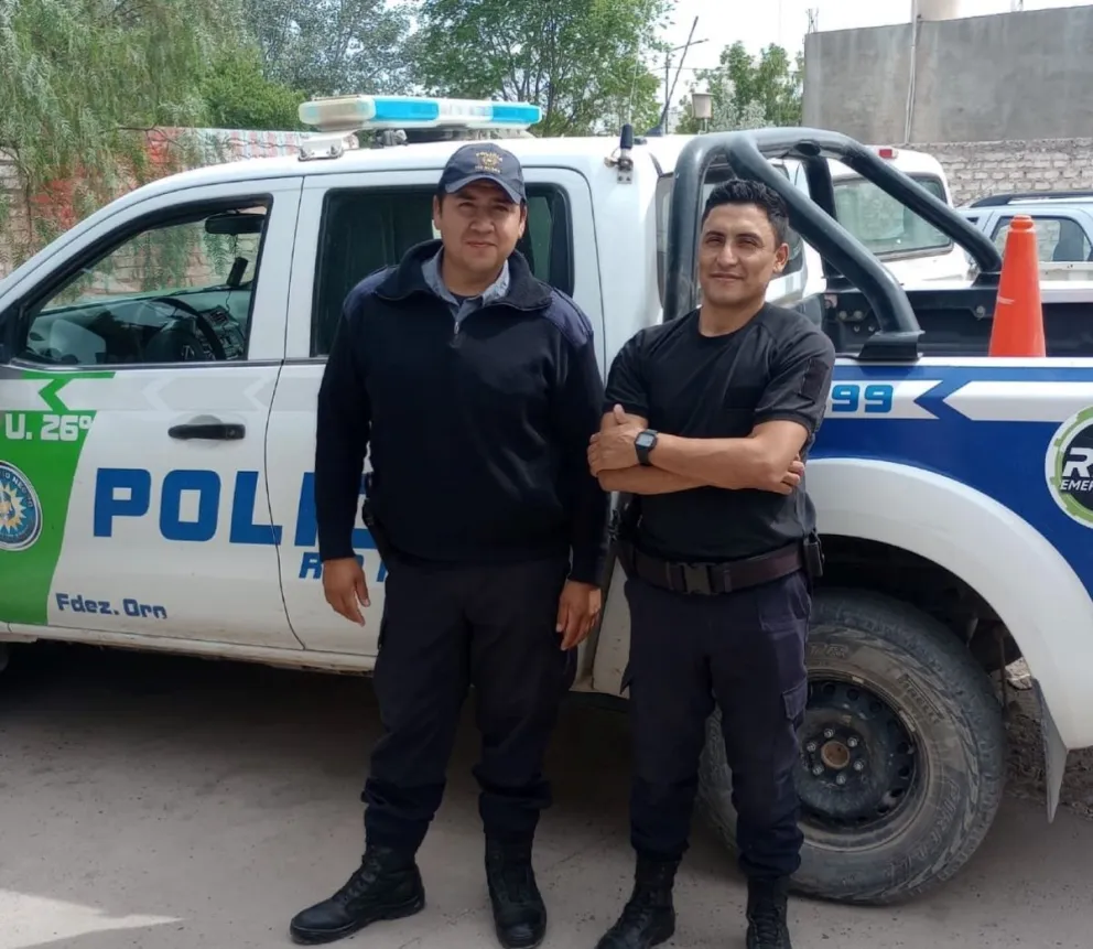 ¿Quiénes son los policías que le devolvieron el dinero a una familia de trabajadores?