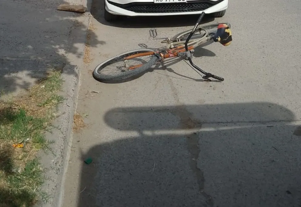 Una joven ciclista terminó en el hospital después de un choque