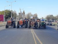 Jueves de tractorazos en el Alto Valle: La Asociación de Productores sale a las rutas