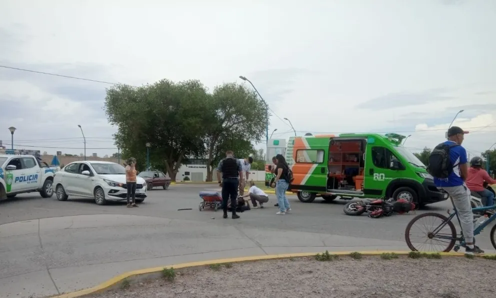 No respetó la prioridad en la rotonda e hizo volar a un motociclista