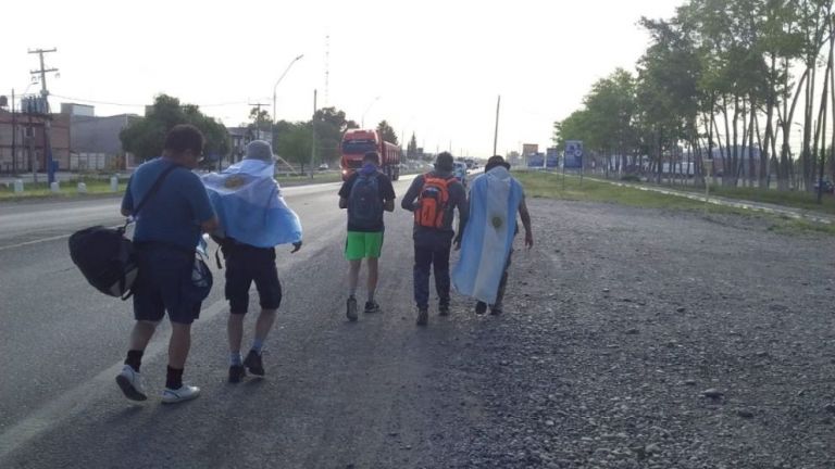 Llegaron a Chimpay los retirados de la policía con el reclamo de la Zona Austral