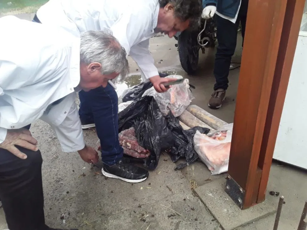 Decomisaron carne que comercializaban en mal estado