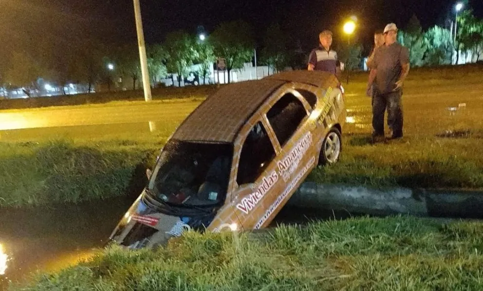 El GPS le indicó que doblara donde no había camino y cayó a un canal de riego