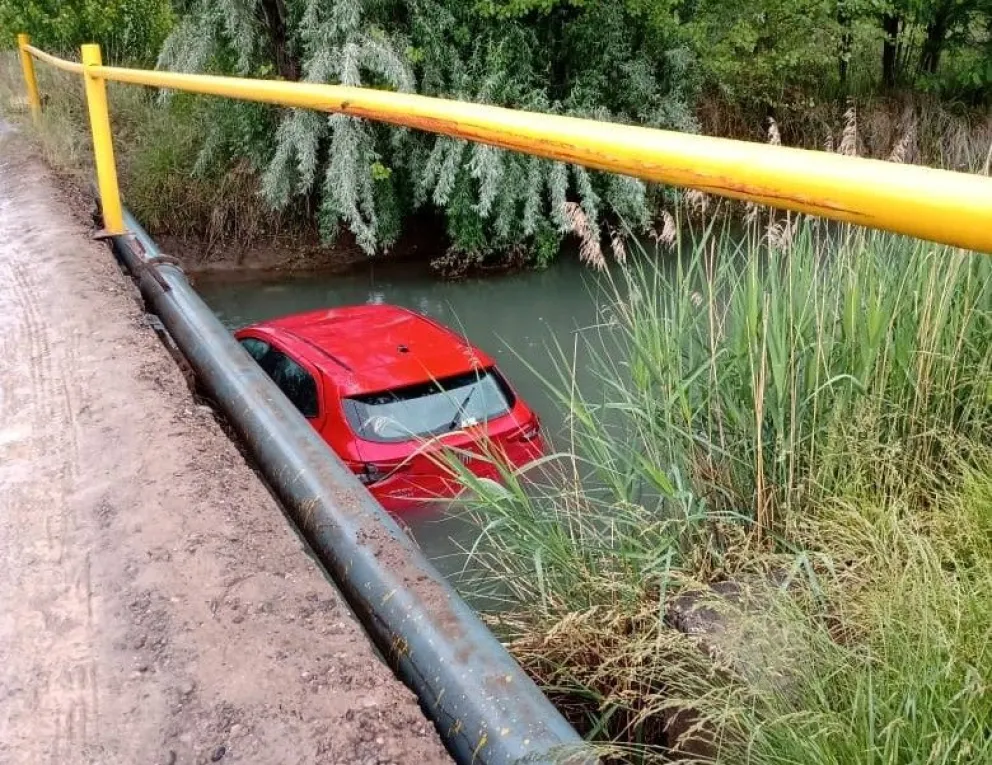 Una mujer de 72 años estaba aprendiendo a manejar y terminó dentro de un canal