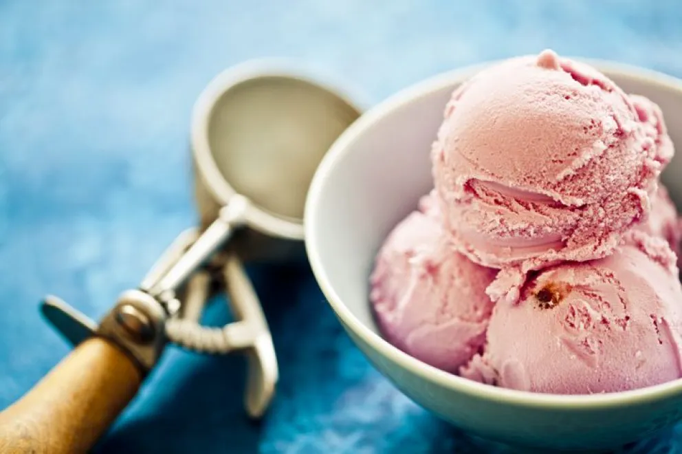 Imperdible: helado de bananas y frutillas con sólo dos ingredientes