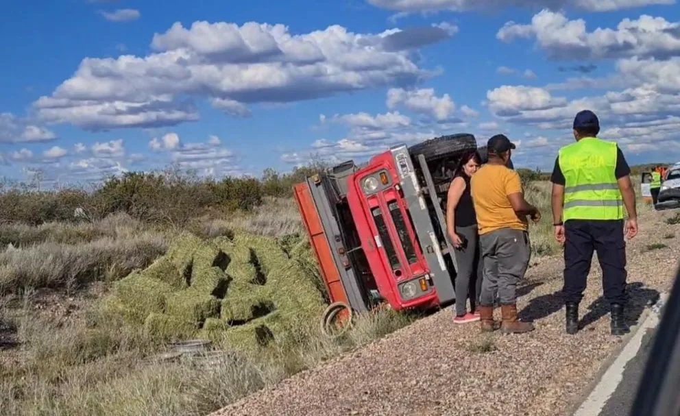 Un camión que transportaba alfalfa volcó sobre Ruta 22
