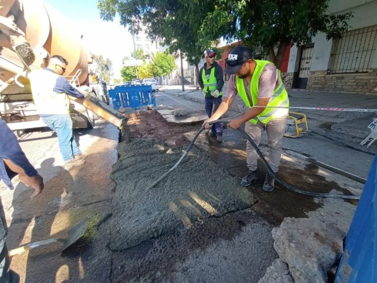 Tras la lluvia, continúan con el programa de reparación de pavimento roto en Roca