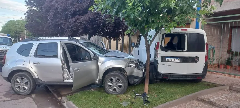 Otra alcoholemia escandalosa: Se subió a la vereda y chocó una camioneta