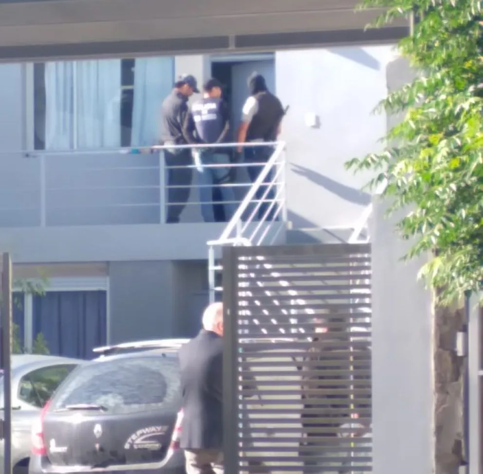 Detuvieron a conductor de televisión en su casa: Secuestraron computadoras y otros elementos tecnológicos