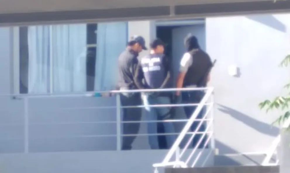 El allanamiento y detención empezó con un sistema de alerta internacional