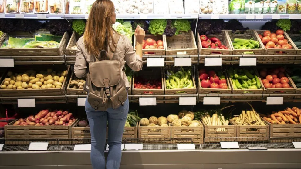  Se detuvo a comprar artículos esenciales como pañales y alimentos para sus hijos. (Foto archivo)