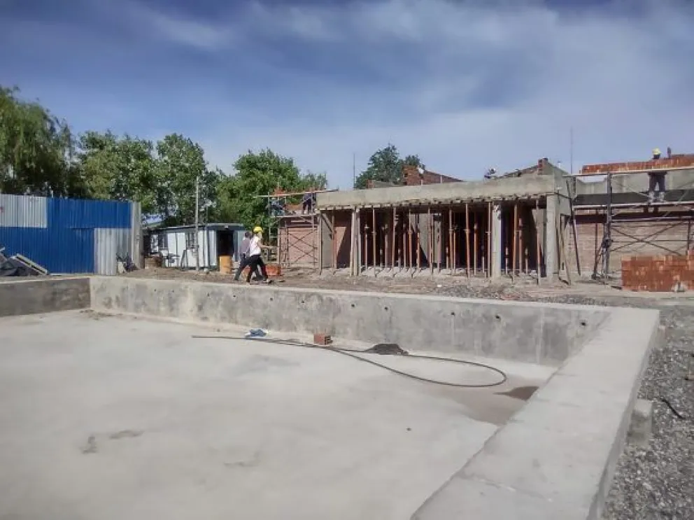 Ultiman detalles en la construcción del Natatorio Municipal de Roca
