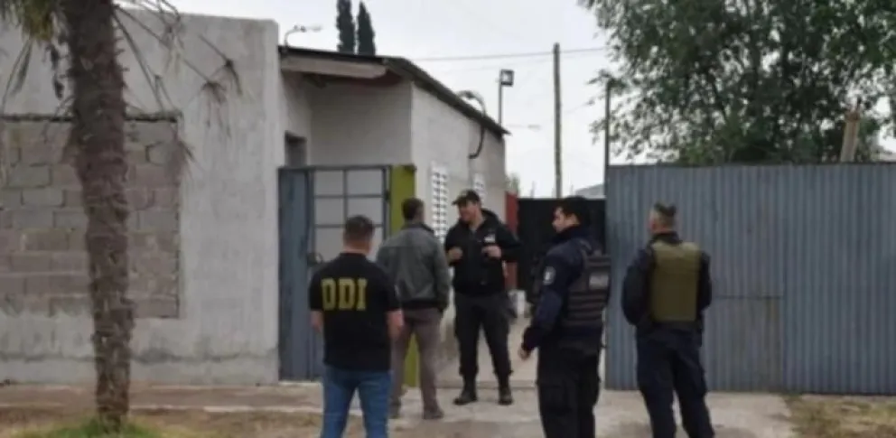 Hallan un esqueleto enterrado en una casa y sospechan que sería de una mujer desaparecida hace 10 años