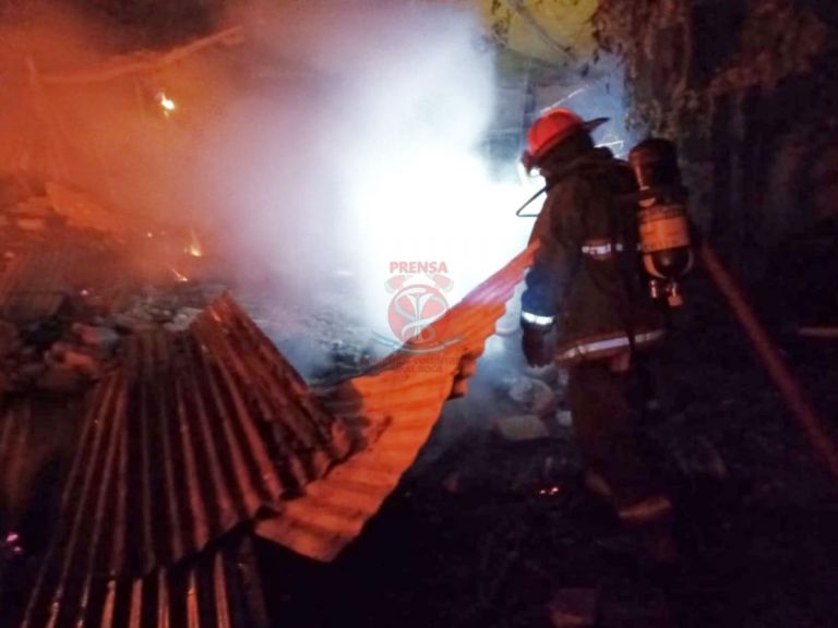 Tres dotaciones de Bomberos afectadas al incendio del galpón de una chacra