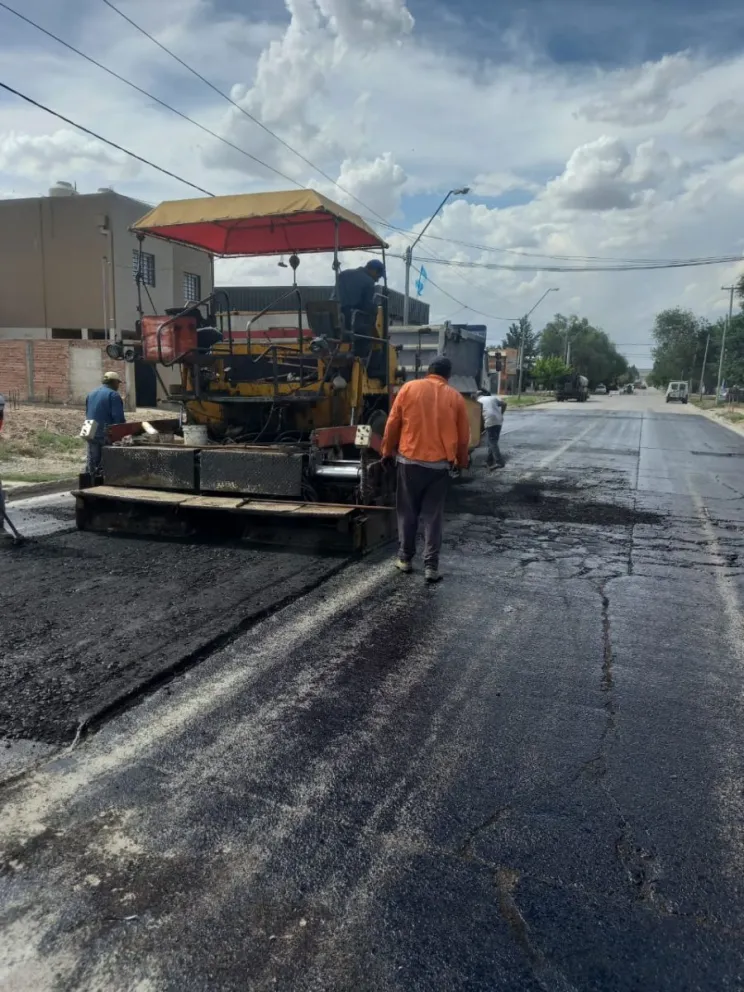 ¡Buenas noticias!: Comenzó la repavimentación de calles deterioradas en Roca 