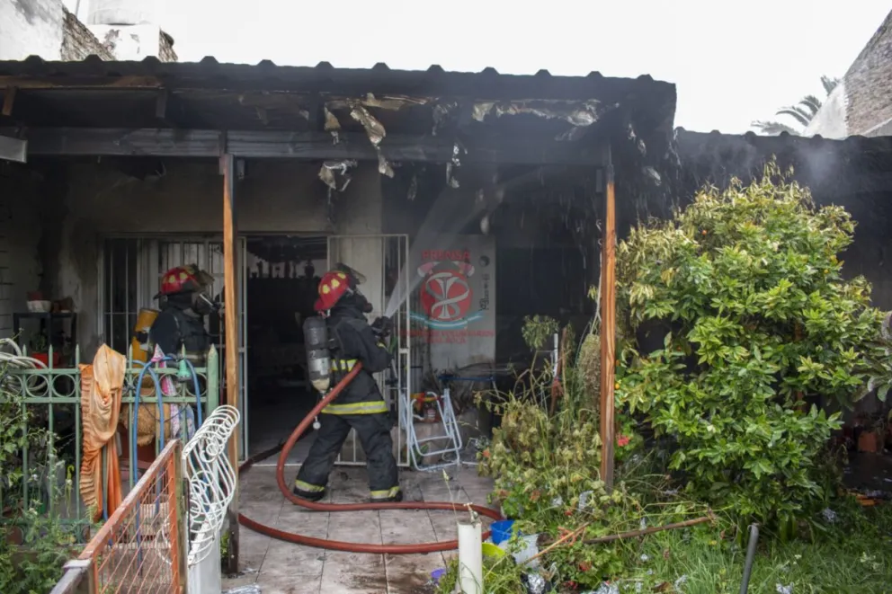 Las llamas causaron numerosos daños en una vivienda de la calle Tucumán