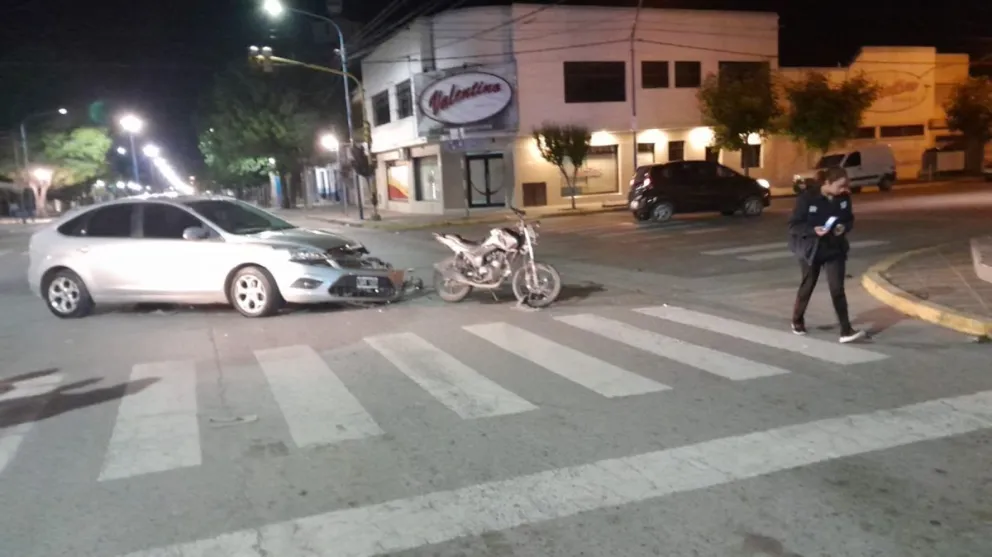 Un motociclista quedó inconsciente luego de colisionar contra un Ford Focus 