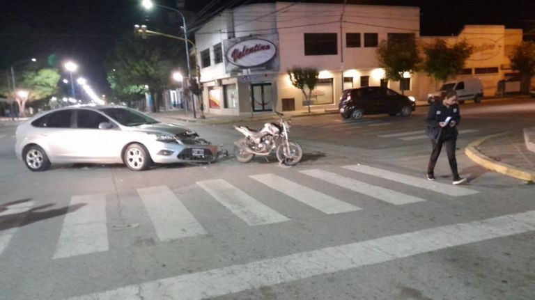 Un motociclista quedó inconsciente luego de colisionar contra un Ford Focus