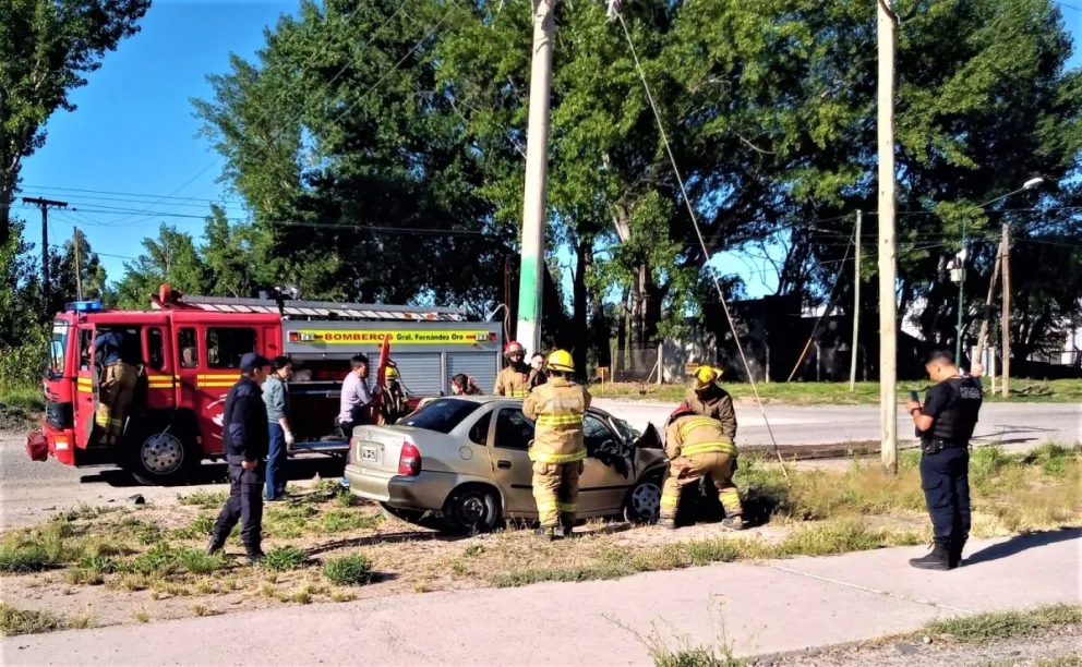 Chocó contra un poste del alumbrado por quedarse dormido al volante