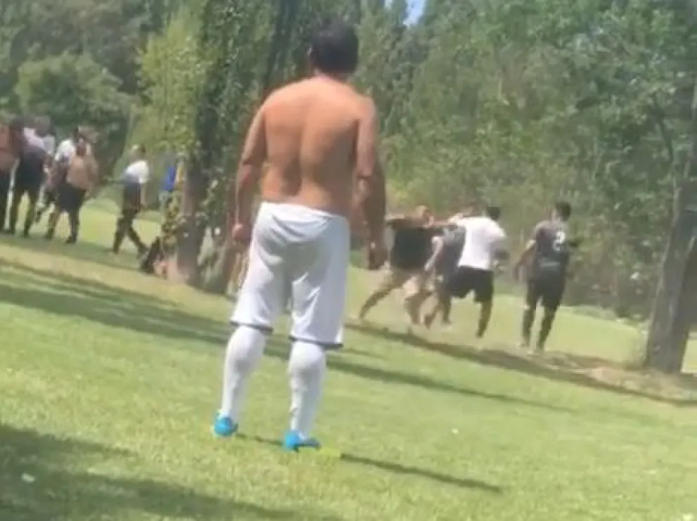 Otra vez a las piñas en un torneo de fútbol amateur 