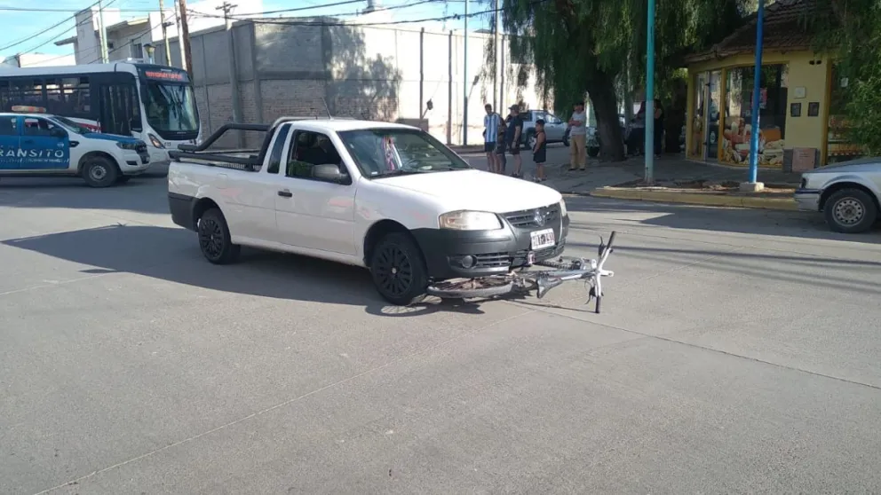 Un conductor atropelló a un menor de edad que transitaba en bicicleta 