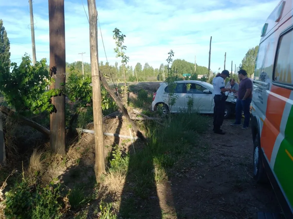 Ruta 22: Una joven volcó a la altura de Proin 