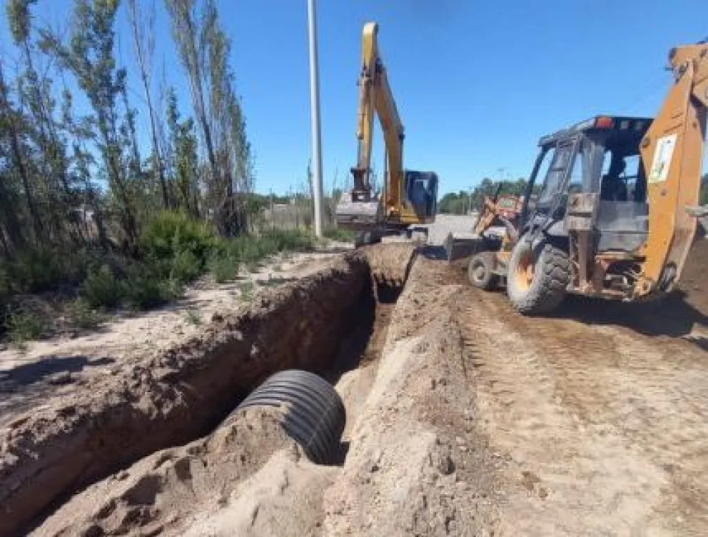 Avanza a buen ritmo la obra de pavimentación en una importante calle de Roca