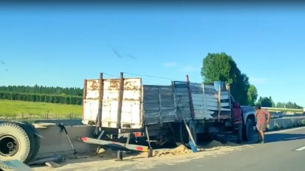 Por un desperfecto mecánico, un camión chocó contra la barrera de seguridad 