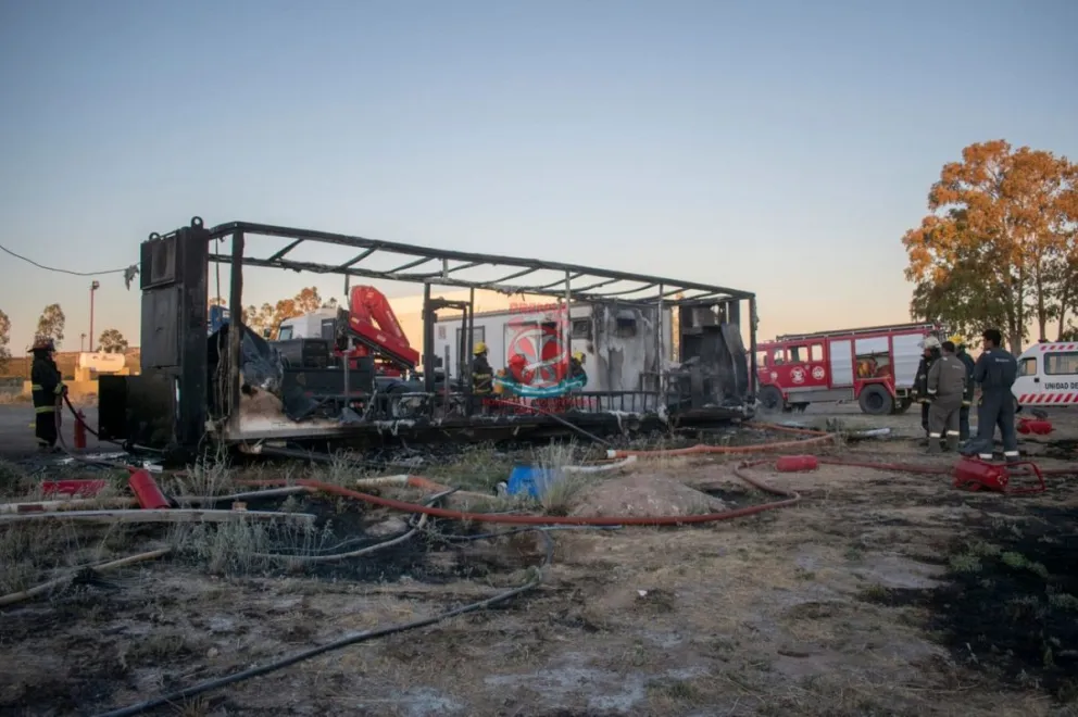 Un problema eléctrico podría ser la causa del incendio en el trailer de la petrolera 