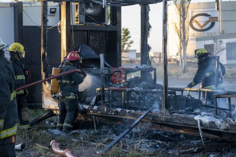 Susto en la planta de una petrolera: Se quemó por completo el trailer comedor