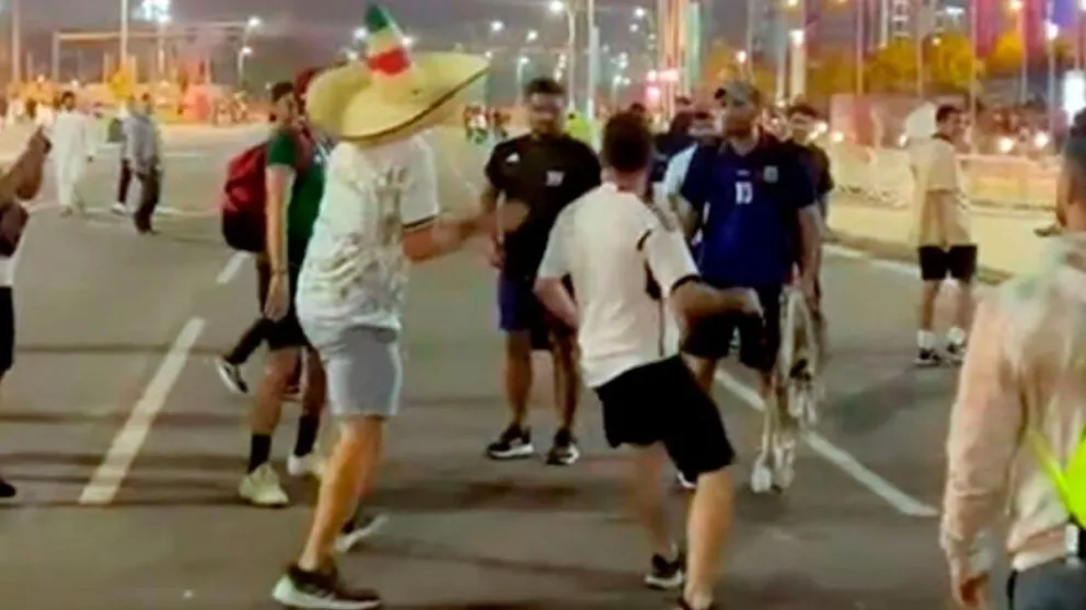 Violentos enfrentamientos entre hinchas argentinos y mexicanos