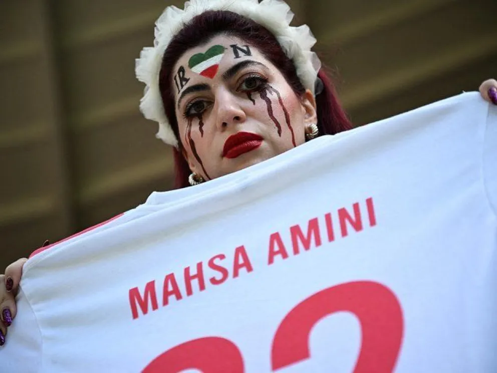 Expulsaron a una mujer del estadio por protestar contra el régimen iraní