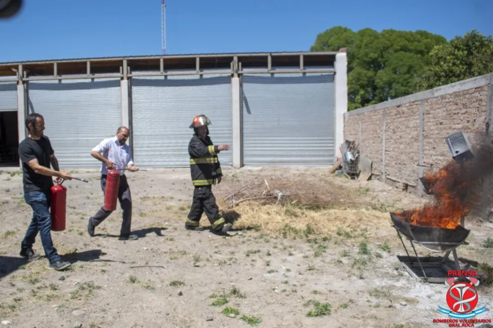 Trabajadores de estaciones de servicio se capacitaron ante un riesgo de incendio 