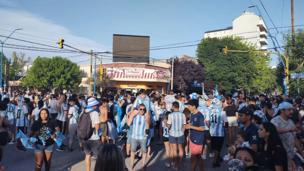 AHORA: Videos de los festejos y algarabía en el centro de Roca ¡La Scaloneta sigue en camino!