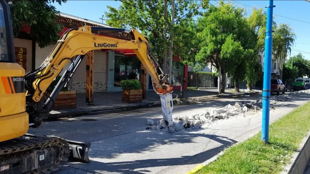 En Roca avanza con trabajos en simultaneo el reemplazo de cañería cloacal