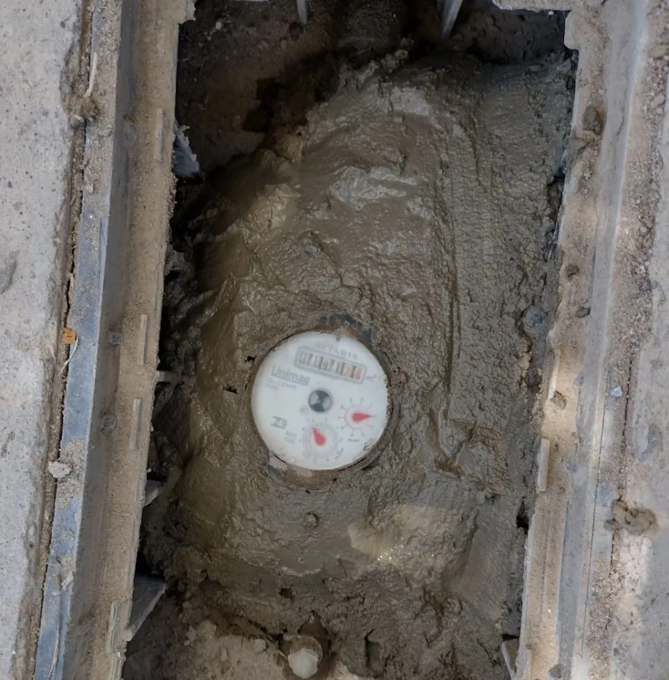 Vecinos cementan los medidores de agua para evitar los robos