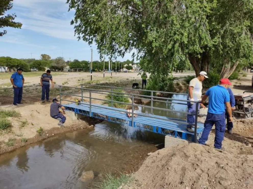 Instalaron una nueva pasarela para los vecinos de las 250 viviendas