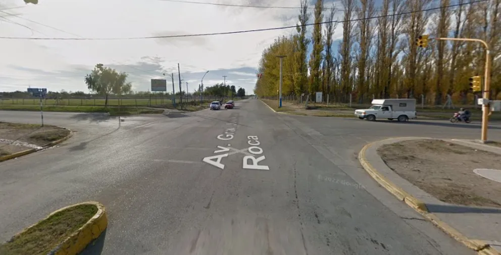 Perdió el control de su motocicleta y chocó contra un semáforo