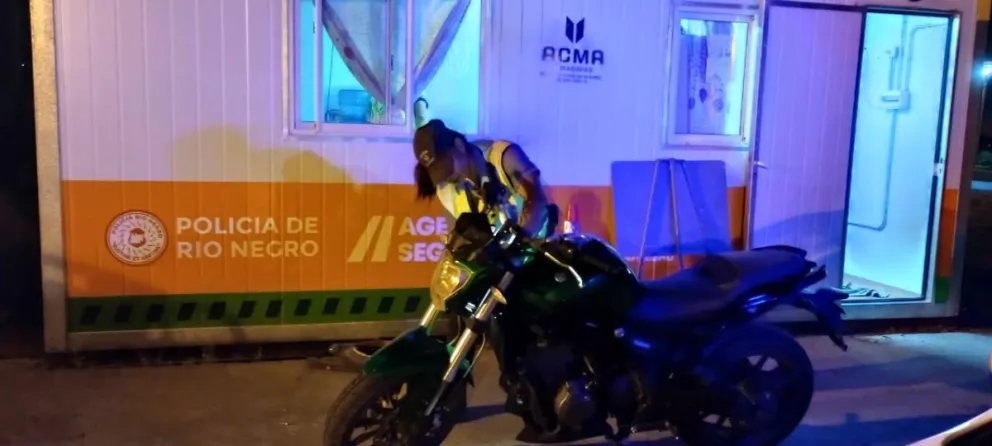 Encaró la Ruta 22 a bordo de una moto robada y lo detuvieron en Roca 