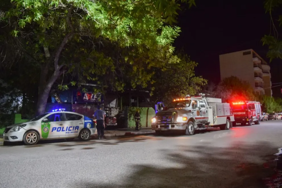 Un incendio provocó importantes daños en un taller de aberturas de aluminio