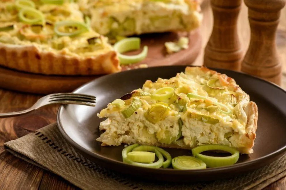 Riquísima: hacé una tarta de puerros y aceitunas