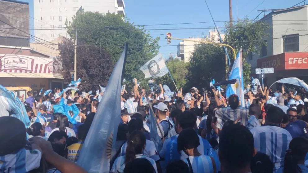 AHORA: Videos de los roquenses festejando el pase a octavos de final del Mundial