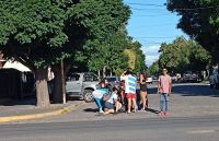 Festejo accidentado: un motociclista atropelló a un ciclista en San Juan y Ayala