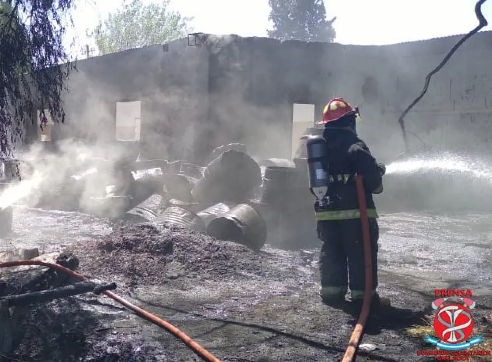 Se prendieron fuego 70 tanques de Fuel Oil en una propiedad cerca de Ruta 22
