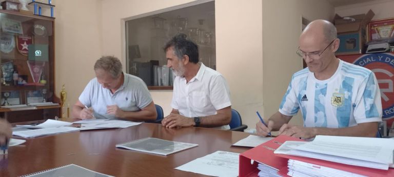 ¡Ahora si! Deportivo Roca firmó el contrato para hacer realidad el Polideportivo y dio detalles de la obra