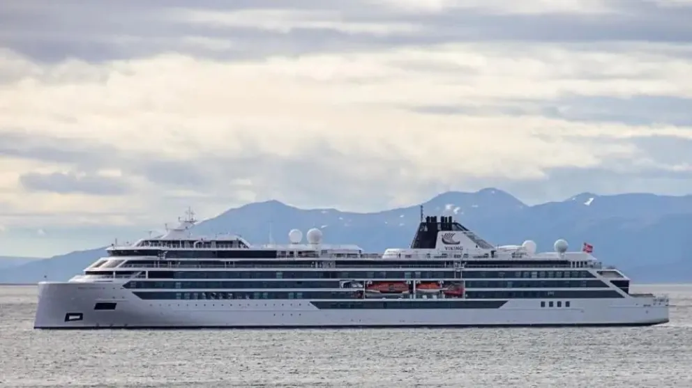Otra vez una fatalidad: una ola gigante golpeó contra un crucero y murió una persona