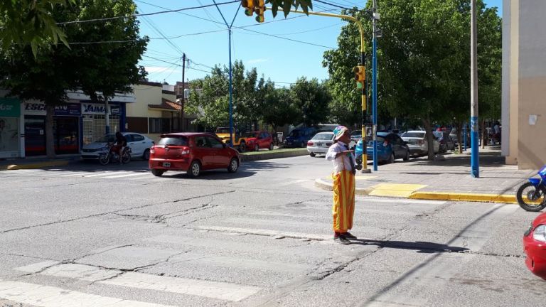 Chicho Clown: el payaso que alegra en los semáforos de Roca