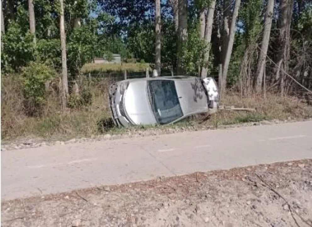 Mordió la banquina y terminó volcado sobre Ruta 6