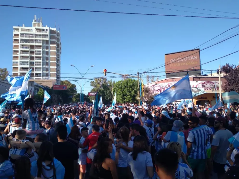 Locura celeste y blanca: Argentina se metió en cuartos de final y el centro fue una locura